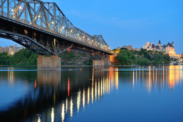 Ottawa nachts über Fluss mit historischer Architektur.