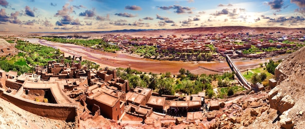 OuarzazateMarruecos viajes y arquitecturaPueblo y río