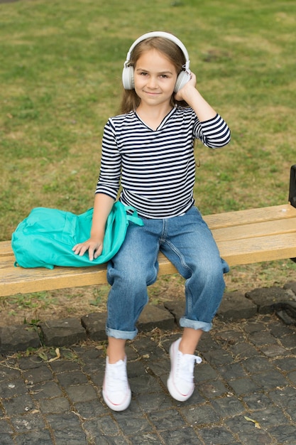 Ouça em todos os lugares Criança ouça música verão ao ar livre Tecnologias de escuta Fones de ouvido sem fio Compreensão auditiva Escola de inglês Educação musical Ouvindo áudio à sua maneira