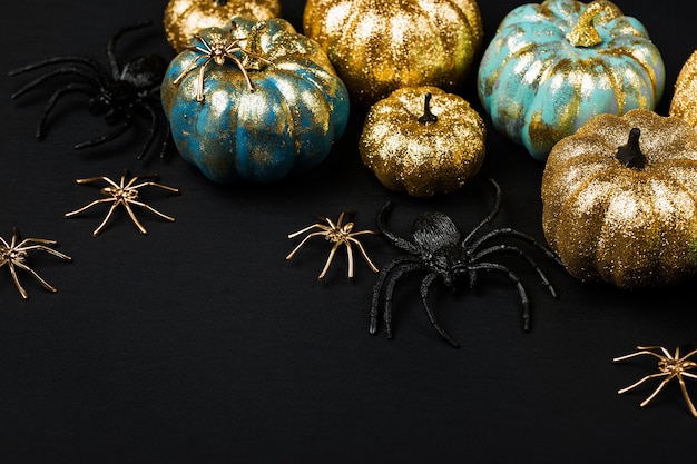 Ouro brilhante e abóboras azuis com aranhas. Decorações de Halloween. Conceito de férias da moda.