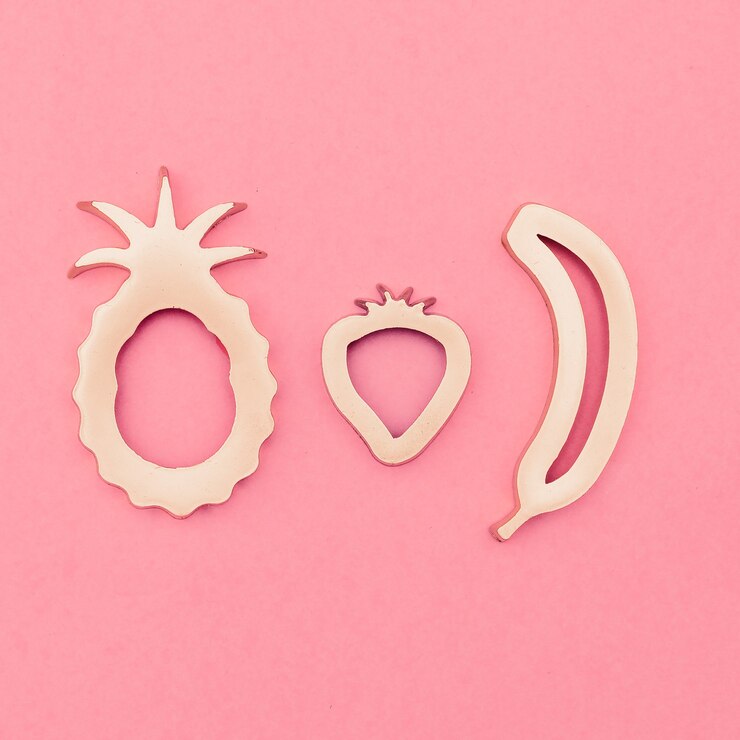 Foto ouro conjunto frutas tropicais em rosa. design de arte minimalista