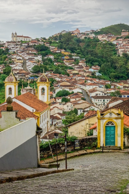 Ouro preto mg brasil pendiente de la calle y edificios antiguos de la ciudad colonial