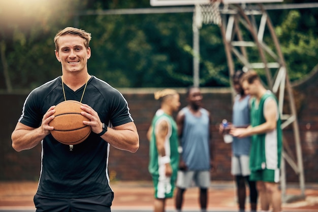 Outdoor-Basketballplatz-Trainer und Happy Man Portrait Training Zusammenarbeit und Sport für College-Athleten-Team, professioneller Spieler und Fitnessgruppe Stolzes Lächeln und Vermittlung von Expertenspielfähigkeiten