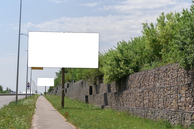 Outdoor branco em branco com espaço para adicionar seu próprio texto fundo com nuvem branca e céu azul para banners de publicidade ao ar livre com traçado de recorte