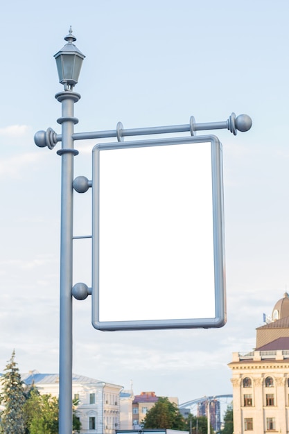 Outdoor com lugar para texto perto da estrada na cidade
