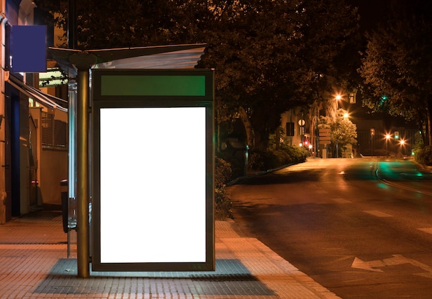 Outdoor com luz no centro da cidade à noite