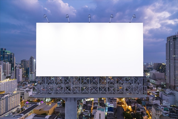 Outdoor de estrada branca em branco com fundo de paisagem urbana de Bangkok à noite Cartaz de publicidade de rua simula renderização em 3D Vista frontal O conceito de comunicação de marketing para promover a ideia