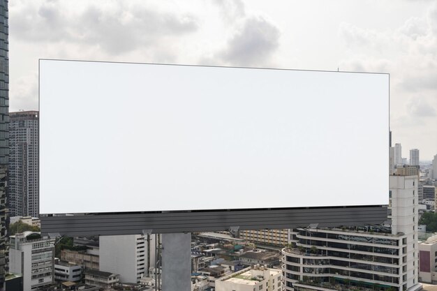 Outdoor de estrada branca em branco com fundo de paisagem urbana de Bangkok na hora do dia Cartaz de publicidade de rua simula renderização em 3D Vista frontal O conceito de comunicação de marketing para promover ou vender ideia