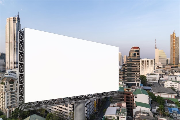 Outdoor de estrada branca em branco com fundo de paisagem urbana de Bangkok na hora do dia Cartaz de publicidade de rua simula renderização em 3D Vista lateral O conceito de comunicação de marketing para promover ou vender ideia