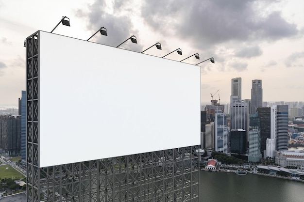 Outdoor de estrada branca em branco com fundo de paisagem urbana de Singapura ao pôr do sol Cartaz de publicidade de rua simula renderização em 3D Vista lateral O conceito de comunicação de marketing para vender ideia