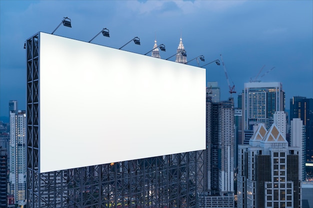 Outdoor de estrada branca em branco com fundo de paisagem urbana KL à noite Cartaz de publicidade de rua simula renderização em 3D Vista lateral O conceito de comunicação de marketing para promover ou vender ideia