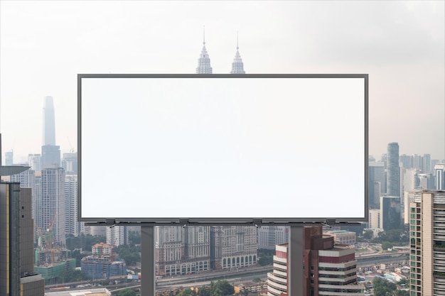 Foto outdoor de estrada branca em branco com fundo de paisagem urbana kl durante o dia cartaz de publicidade de rua simulado renderização 3d vista frontal o conceito de comunicação de marketing para promover ou vender ideia