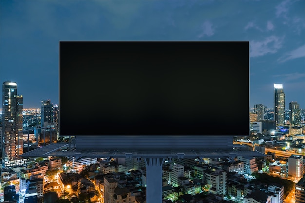 Outdoor de estrada preta em branco com fundo de paisagem urbana de Bangkok à noite Cartaz de publicidade de rua simula renderização em 3D Vista frontal O conceito de comunicação de marketing para vender ideia