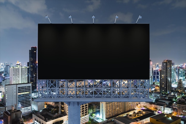 Outdoor de estrada preta em branco com fundo de paisagem urbana de Bangkok à noite Cartaz de publicidade de rua simula renderização em 3D Vista frontal O conceito de comunicação de marketing para vender ideia
