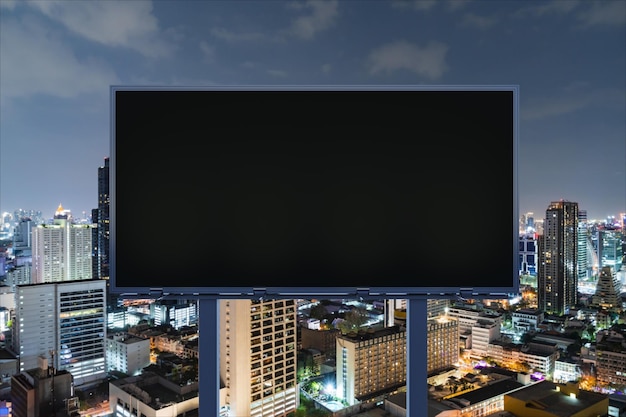 Outdoor de estrada preta em branco com fundo de paisagem urbana de Bangkok à noite Cartaz de publicidade de rua simula renderização em 3D Vista frontal O conceito de comunicação de marketing para vender ideia