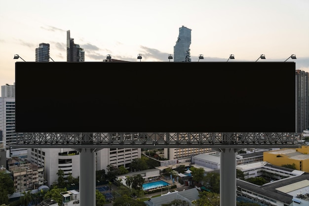 Outdoor de estrada preta em branco com fundo de paisagem urbana de Bangkok ao pôr do sol Cartaz de publicidade de rua simula renderização em 3D Vista frontal O conceito de comunicação de marketing para promover ou vender ideia