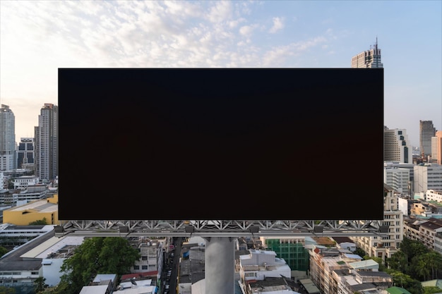 Outdoor de estrada preta em branco com fundo de paisagem urbana de Bangkok ao pôr do sol Cartaz de publicidade de rua simula renderização em 3D Vista frontal O conceito de comunicação de marketing para promover ou vender ideia