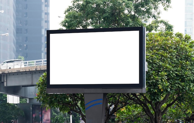 Outdoor de pólo ao ar livre com tela branca simulada no fundo da vista da cidade e caminho de recorte