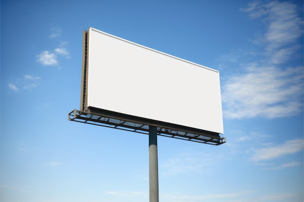 Outdoor de publicidade em branco em um tamanho quadrado de grande escala no céu azul claro