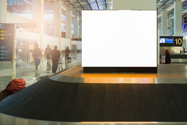 outdoor de publicidade em branco na área de bagagens no aeroporto