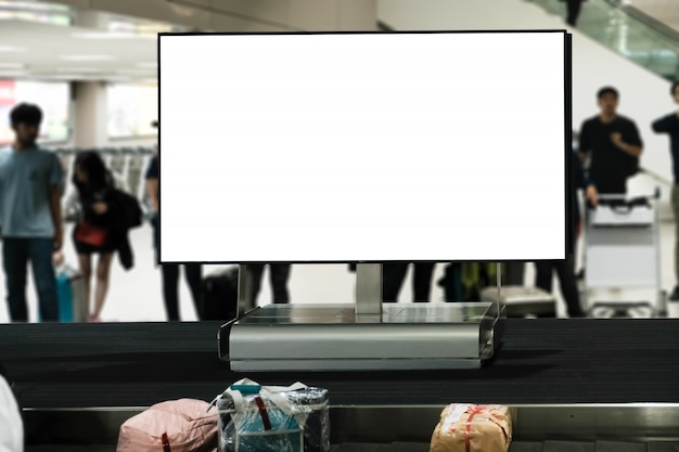 Foto outdoor de publicidade em branco no aeroporto.