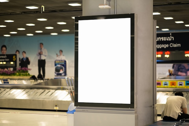 Outdoor de publicidade em branco no aeroporto