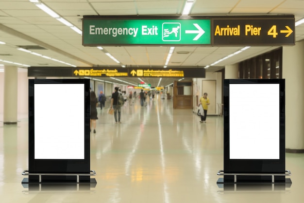 outdoor de publicidade em branco no aeroporto