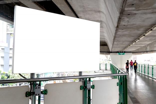 Outdoor de publicidade em branco tela branca. cartaz ao ar livre na passarela pública