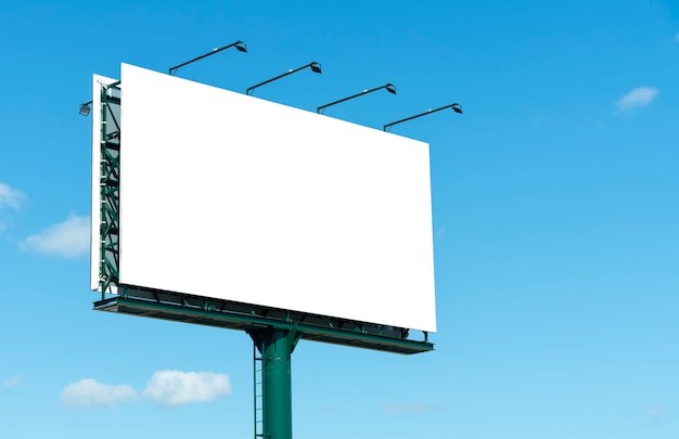 Foto outdoor de publicidade vazio na rodovia, com céu azul - conceito de publicidade - maquete,