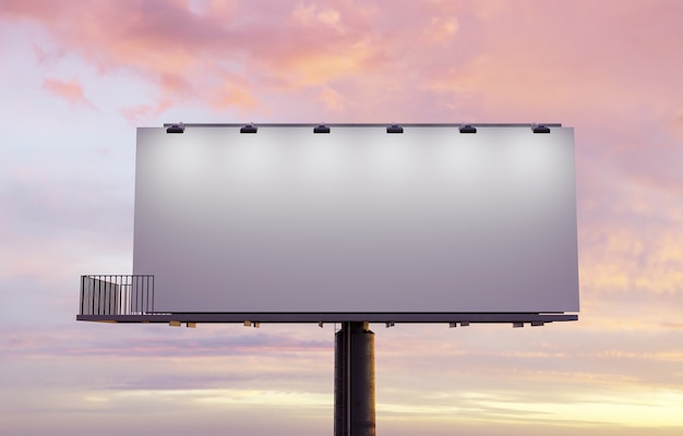 Outdoor de rua iluminado com holofotes e pôr do sol