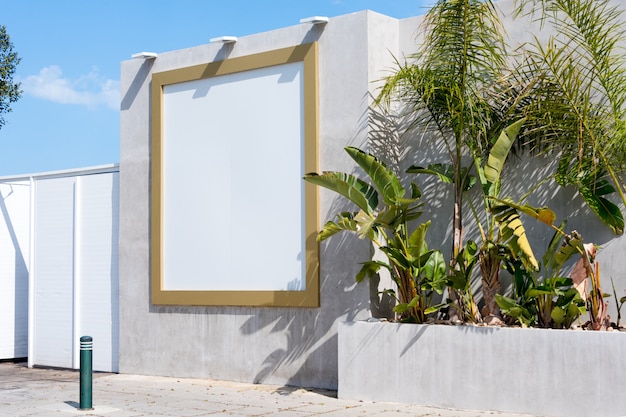 Outdoor em branco ao ar livre. Brincar. Carrinho de publicidade vazio, quadro de informações públicas