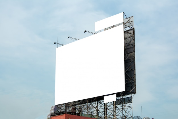 Outdoor em branco e céu azul