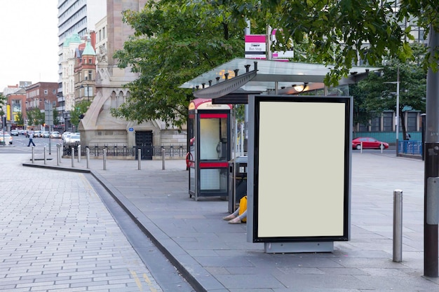 Foto outdoor em branco em um ponto de ônibus