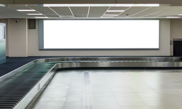 Foto outdoor em branco enorme no aeroporto.