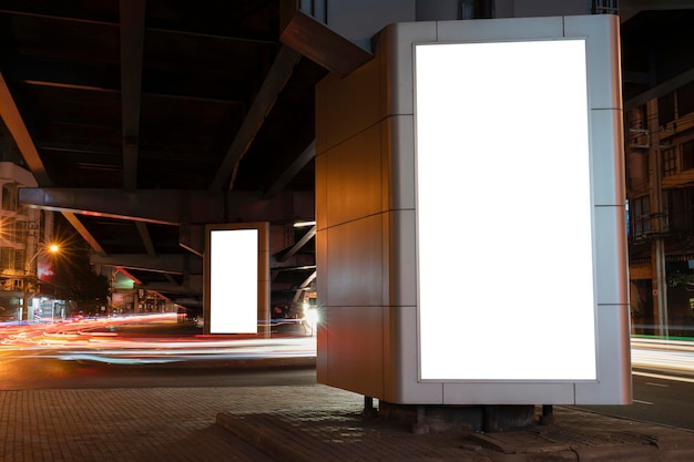 Outdoor em branco na cidade de rua de trilhas leves e urbana à noite