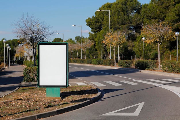 Outdoor em branco na estrada verde