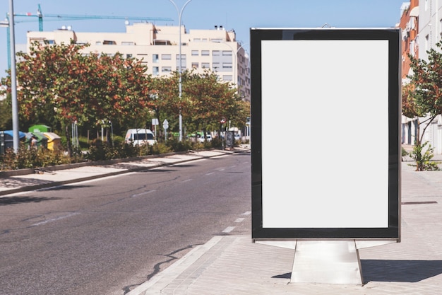 Outdoor em branco na rua da cidade