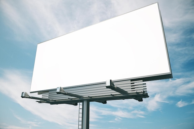 Outdoor em branco no fundo do céu azul simulado