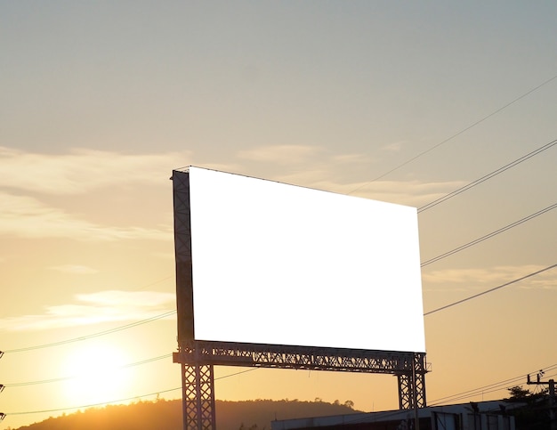 Outdoor em branco no fundo por do sol para novo anúncio