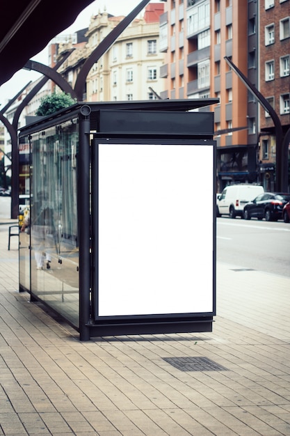 Outdoor em branco no ponto de ônibus