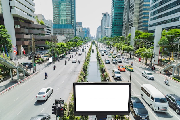 Outdoor em branco para cartaz de publicidade ao ar livre entre a rua