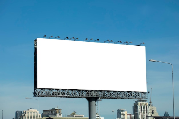 Outdoor em branco para novo anúncio ao longo da viagem lateral e na capital