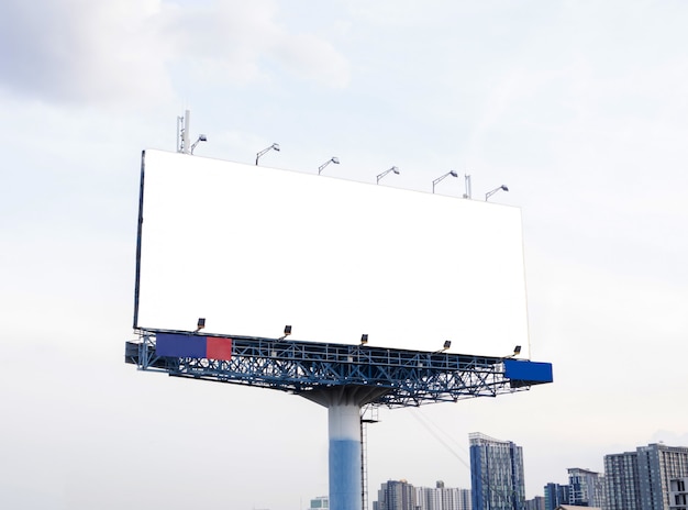 Outdoor em branco pronto para novo anúncio