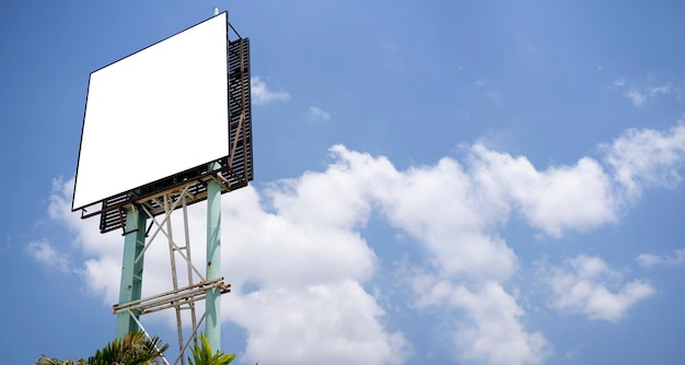 Outdoor em branco pronto para uso para anúncio de maquete no fundo da cidade