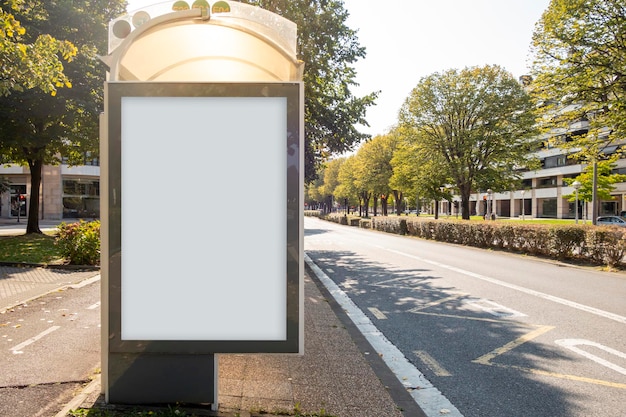 Outdoor em branco simulado em um ponto de ônibus