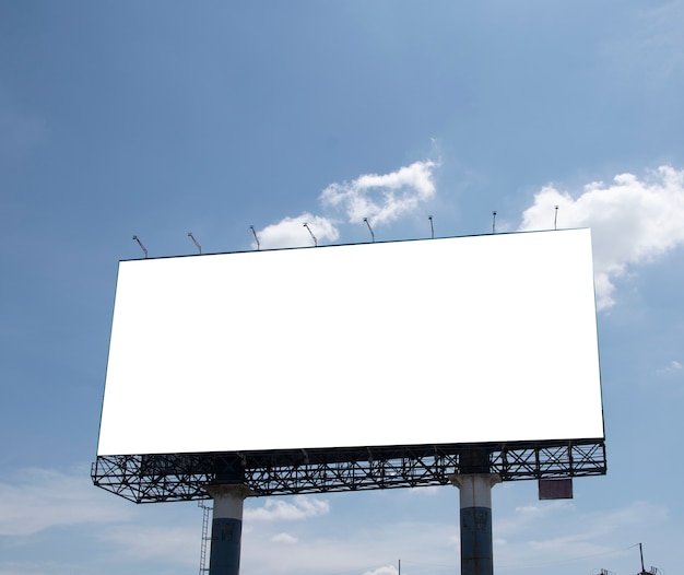 Outdoor em branco sobre fundo de céu azul para novo anúncio