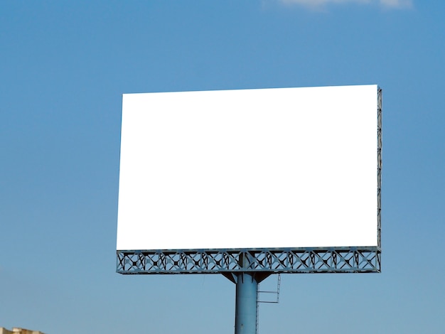 Outdoor em branco sobre fundo de céu azul para novo anúncio