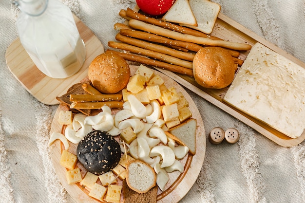 Outdoor-Fotoshooting mit leckerem Käsesortiment mit Milch- und Brotbuffet