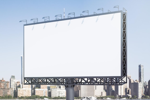Outdoor horizontal branco em branco em edifícios da cidade fundo em visão de perspectiva diurna Conceito publicitário de maquete