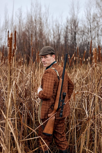 Outdoor-Jagd auf wilde Tiere in der Herbstsaison. Mann mit Schrotflinte. auf der Jagd